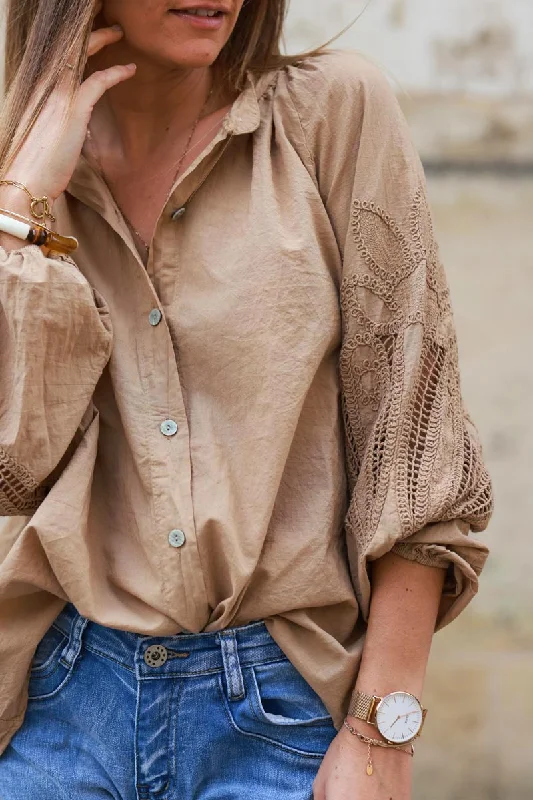 Chemise tunique camel à boutons manches ajourées motifs en crochet