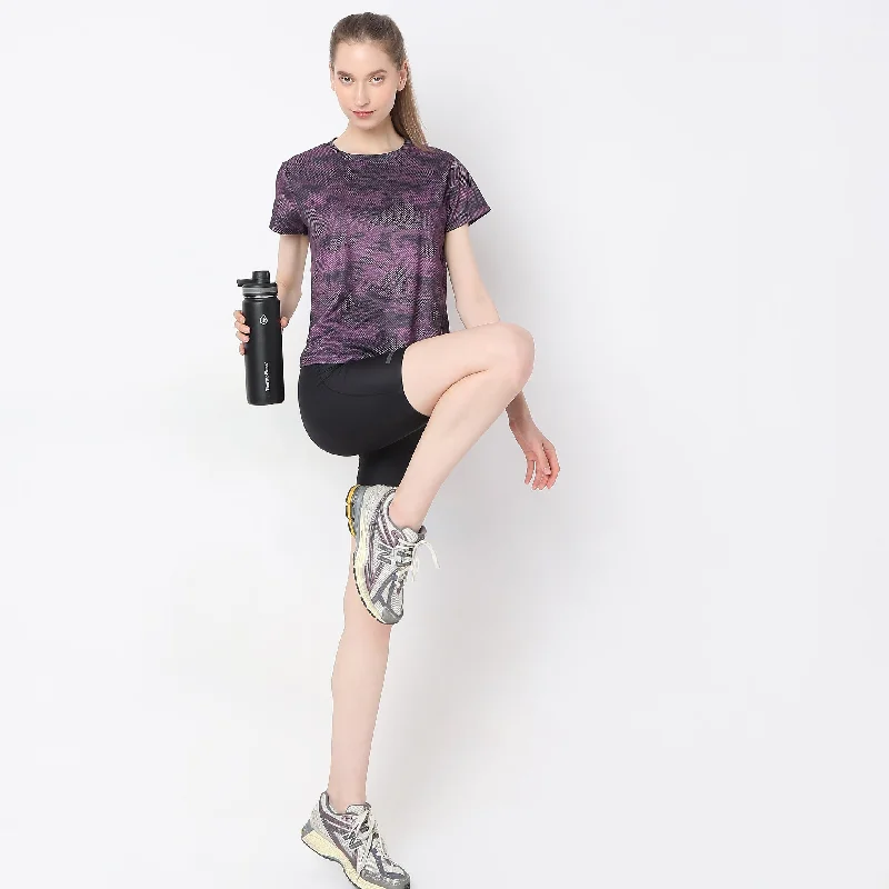 Closeout Deal Regular Fit Abstract T-Shirt